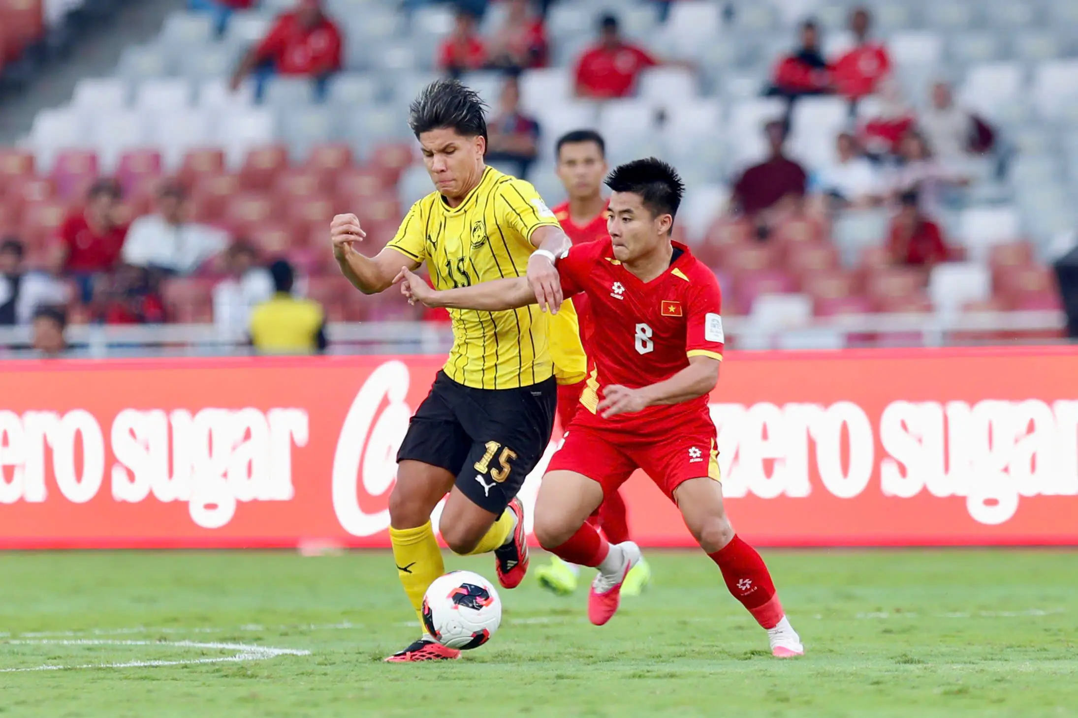 ĐT Việt Nam (áo đỏ) trong trận tranh hạng Ba FIFA ASEAN Cup 2026 gặp Malaysia