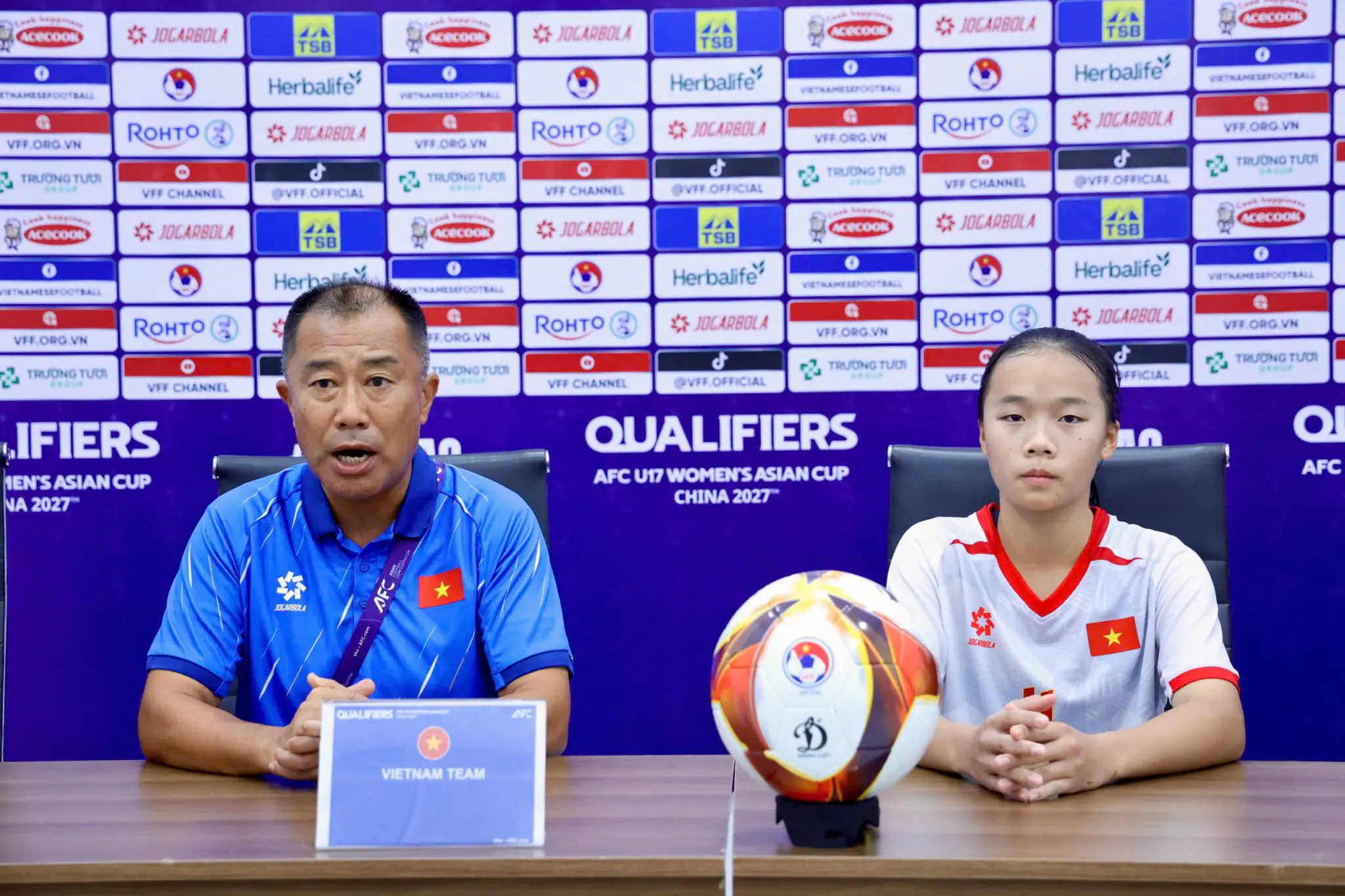 U17 nữ Việt Nam thắng 20-0: HLV Okiyama Masahiko tiết lộ mục tiêu đặc biệt 2 HLV Okiyama Masahiko tại buổi họp báo sau chiến thắng 20-0 trước Quần đảo Bắc Mariana. Ảnh: VFF