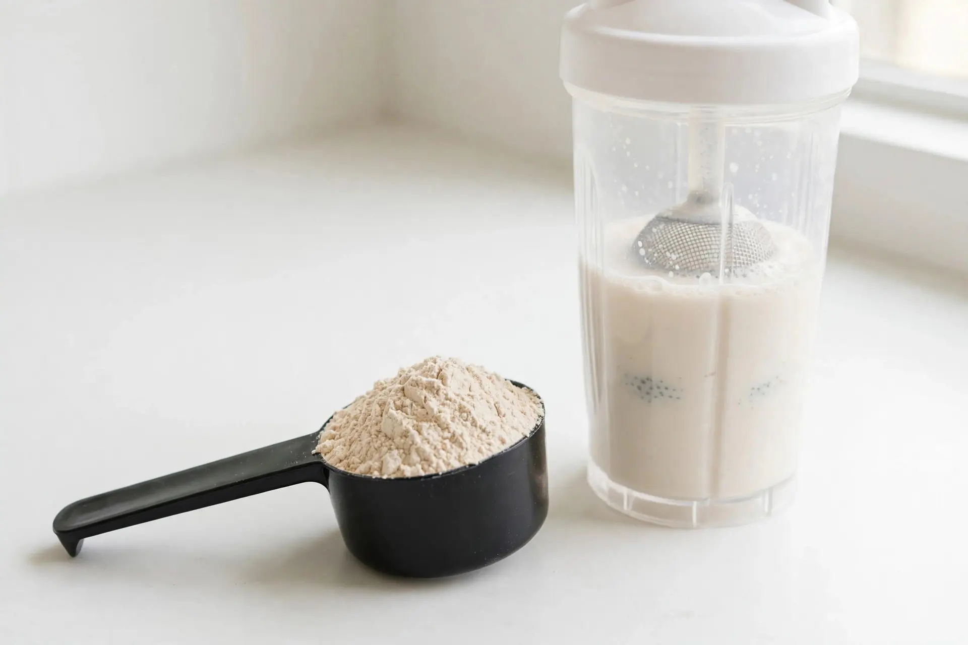 muỗng đong bột whey protein và bình shaker