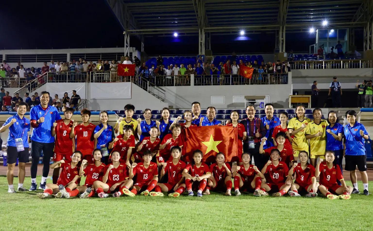 U17 nữ Việt Nam thắng Kyrgyzstan 2-0, giành vé dự VCK U17 nữ châu Á 2027 2 Các cầu thủ U17 nữ Việt Nam chụp ảnh ăn mừng sau chiến thắng Kyrgyzstan 2-0, giành vé dự VCK U17 nữ châu Á 2027