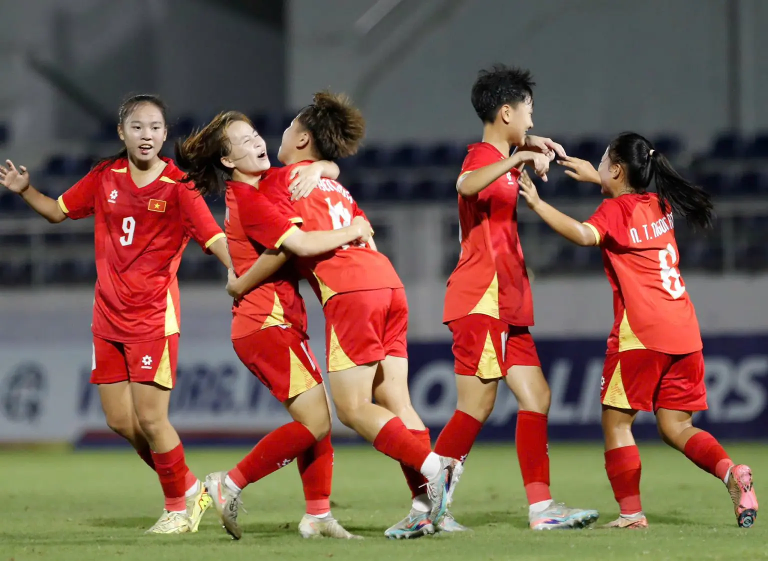 U17 nữ Việt Nam thắng Kyrgyzstan 2-0, giành vé dự VCK U17 nữ châu Á 2027 1 U17 nữ Việt Nam ăn mừng bàn thắng trong trận thắng Kyrgyzstan 2-0 tại vòng loại U17 nữ châu Á 2027